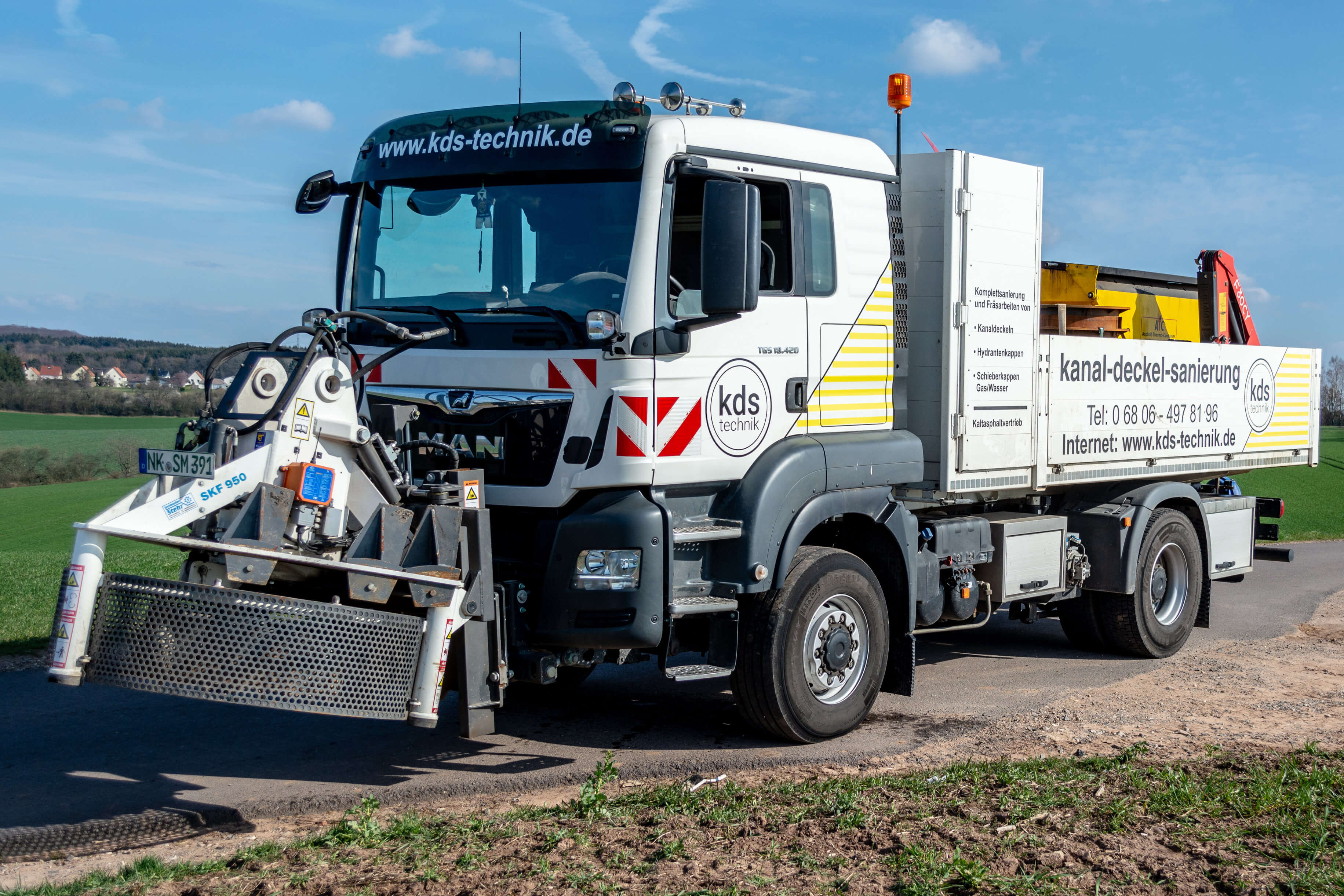  Lkw mit Spezialaufbau und Fräse für Schachtabdeckungen 